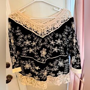 SOLITAIRE Black blouse with crochet trim. Size Large